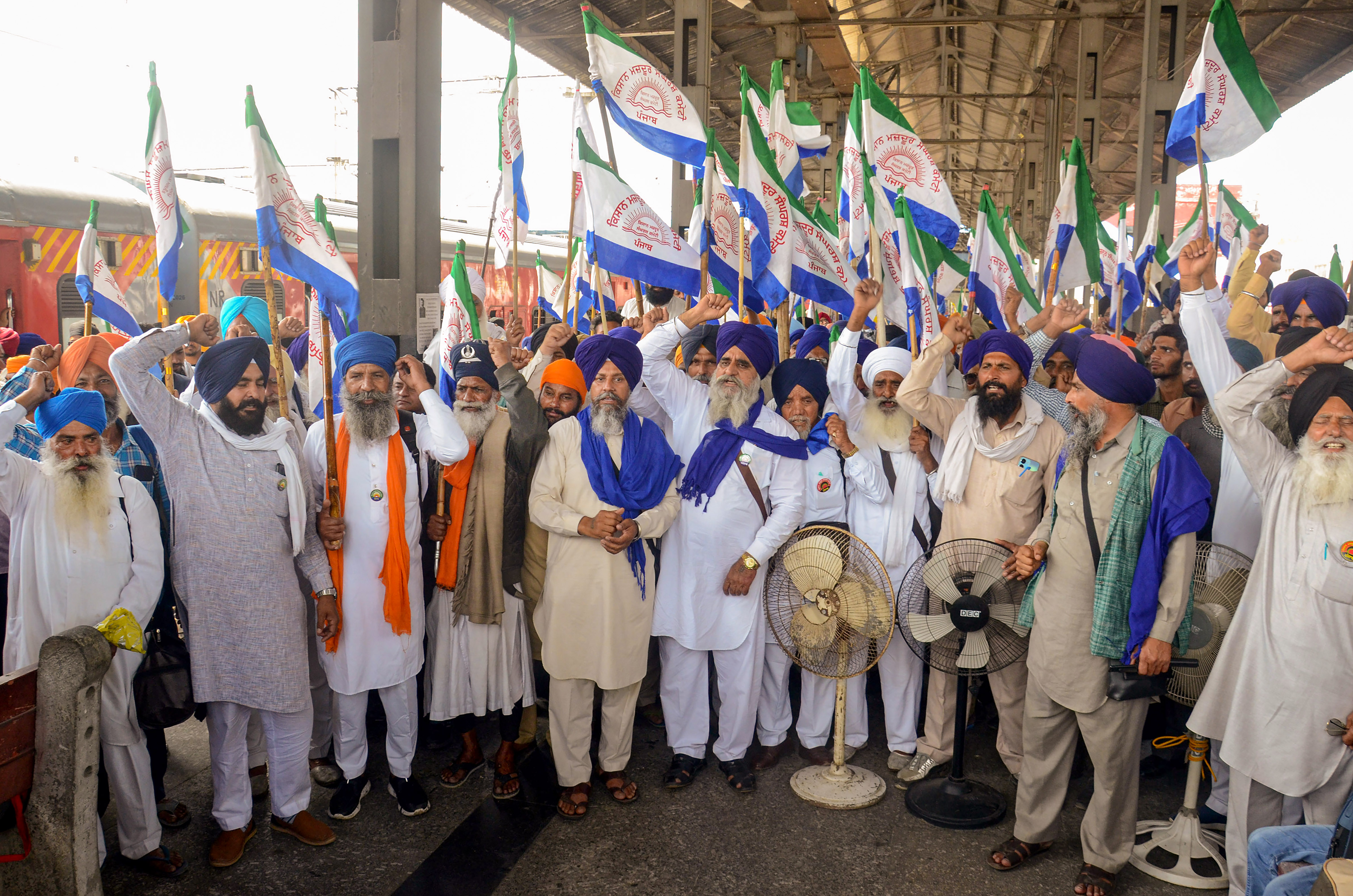 https://salarnews.in/public/uploads/images/newsimages/maannewsimage12082024_151023_shambhu border1.jpg